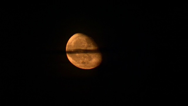 半月形在阴云密布的夜空中(高清)视频素材