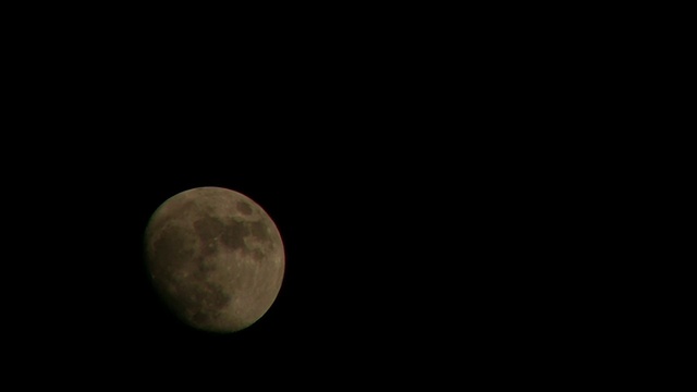 月亮在夜晚的天空中(高清)视频素材