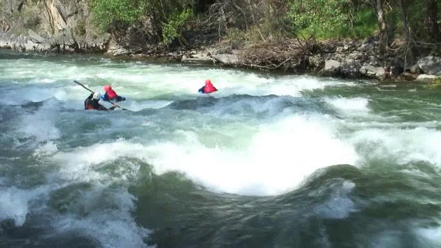 Hydrospeeds和kayak视频素材