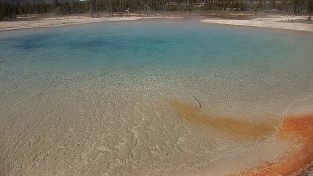 黄石国家公园的彩虹池视频素材