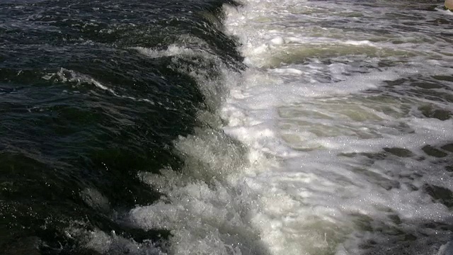 来自瀑布的泡沫和湍流的特写镜头(高清)视频素材