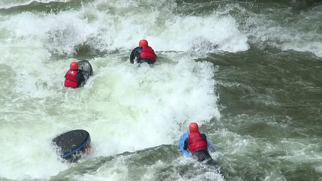 Hydrospeeds和kayak视频素材