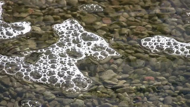 泡沫漂浮在清澈的水面上(高清)视频素材