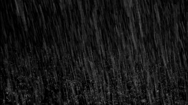 大雨与雨滴溅起覆盖视频素材