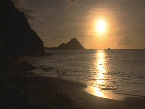 岛屿海滩日落在圣卢西亚视频素材