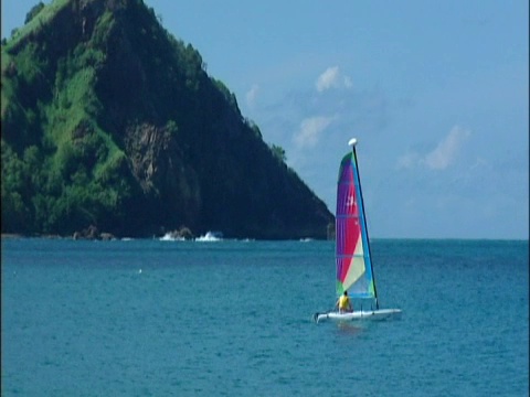 小船驶过火山岛视频素材