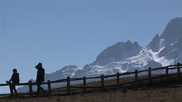 走下雪山视频素材