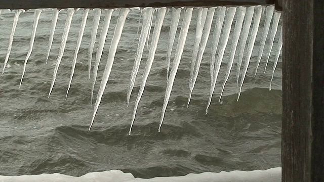 海面上的冰柱视频素材