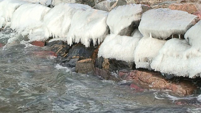 海岸上冻结的冰视频素材