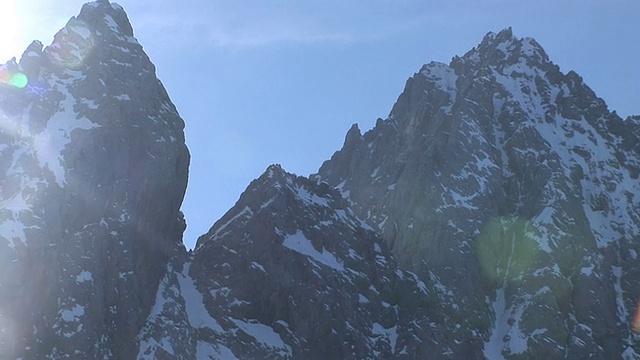 白雪皑皑的山峰仰天俯瞰视频素材