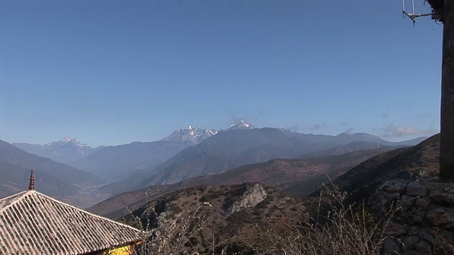 蓝天下的山景视频素材