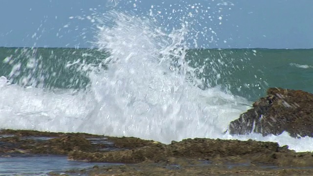 平底锅沿礁与海水撞击岩石视频下载