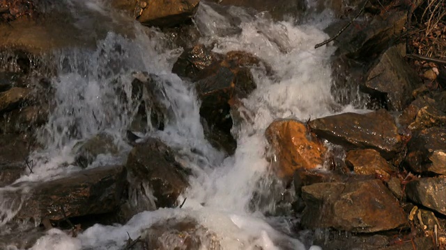 小岩石瀑布视频素材