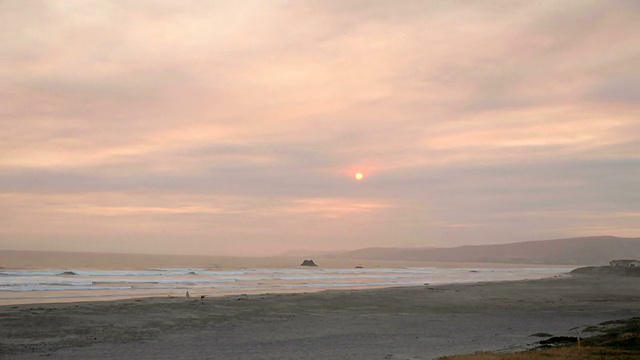 太平洋海滩和粉红天空的时间流逝视频下载