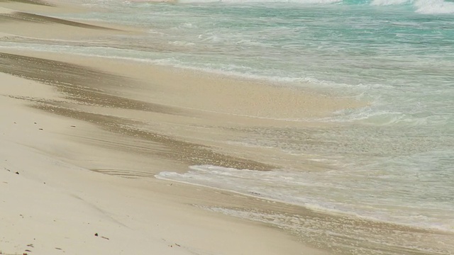 海浪触及沙滩特写第一部分视频素材