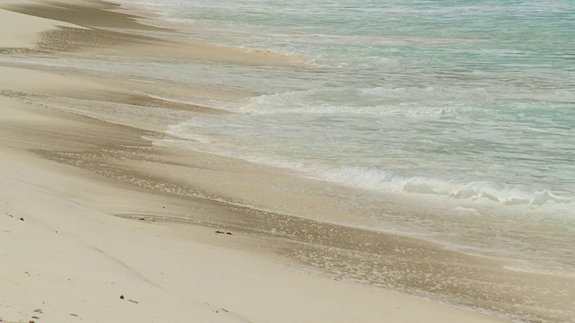 海浪触及沙滩特写第二部分视频素材