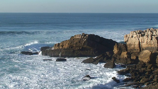 海浪撞击岩石视频素材