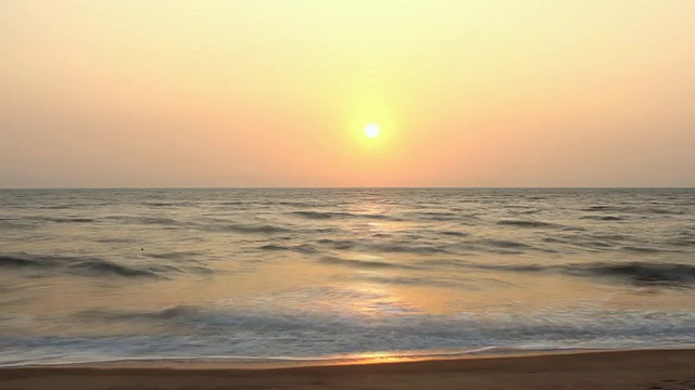 海上日落的晚景视频素材