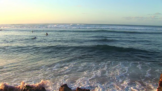 海浪和海岸线视频素材