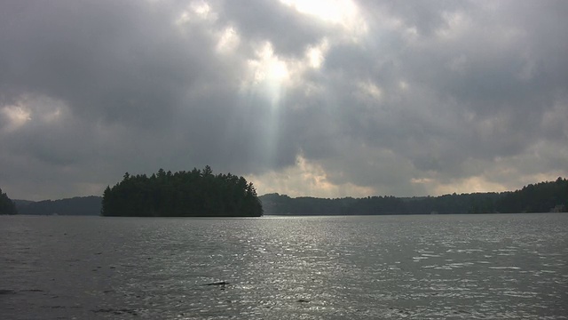 有阳光的岛屿。视频素材