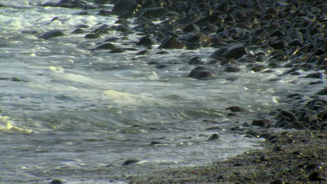 海浪冲到岩石海滩视频素材