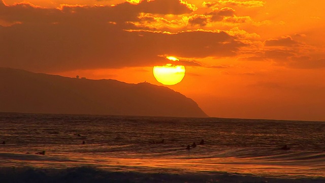 在夕阳下冲浪视频素材