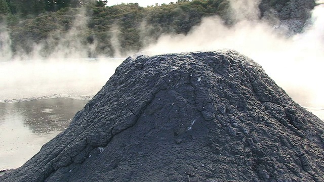 火山式土丘冒出的地热蒸汽视频素材