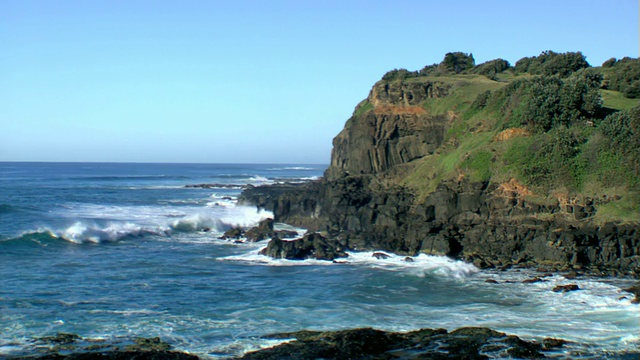 美丽的海岸风景-海浪冲进岩石岬视频素材