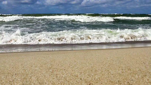 海浪拍打着海岸的海滩视频素材