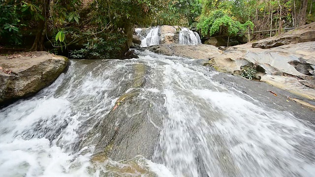 水落在森林深处视频素材