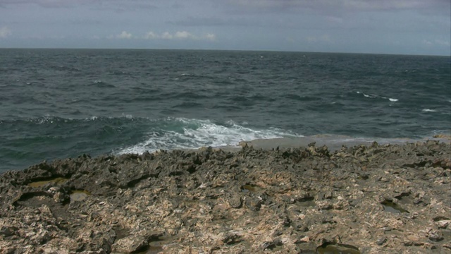 库拉索岛北面的狂野海洋视频素材