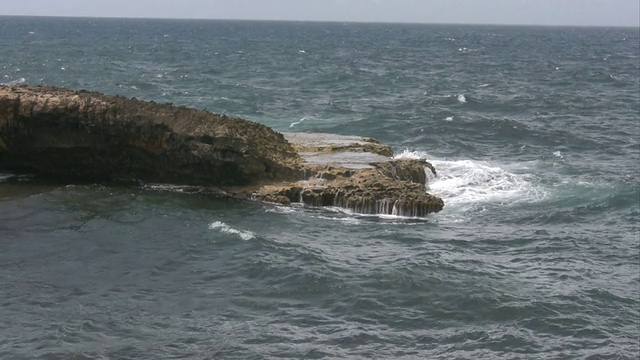 库拉索岛附近的海面波涛汹涌视频素材