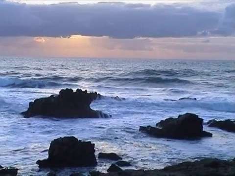 日落时海滩上的海浪视频素材