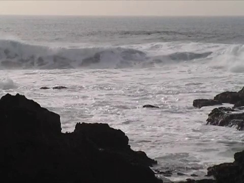 海浪撞击岩石视频素材