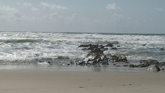 海滩上波涛汹涌的海浪视频素材