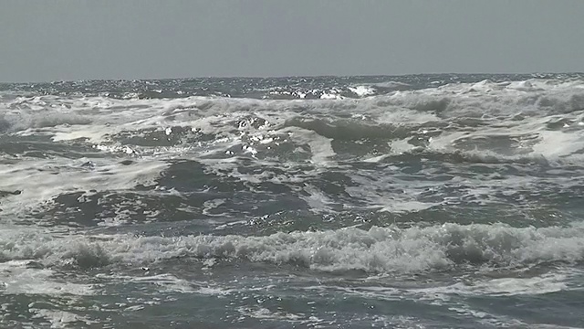 海滩上波涛汹涌的海浪视频素材