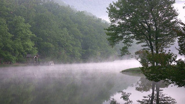 美丽的雾湖景观视频素材