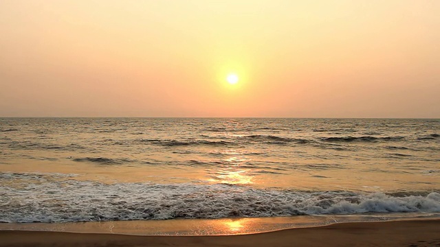 海上日落的晚景视频素材