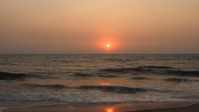 海上日落的晚景视频素材