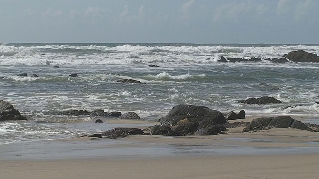 海浪在沙滩上视频素材