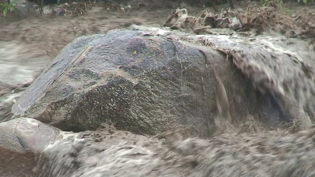 马拉维:热带暴雨过后，河水泛滥视频素材