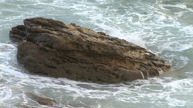 海浪撞击岩石视频素材