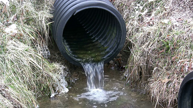 水从一根塑料管排出视频素材