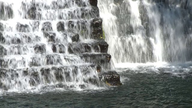 从大坝上落下的水帘视频素材