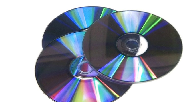 CD DVD在白色背景上旋转视频素材