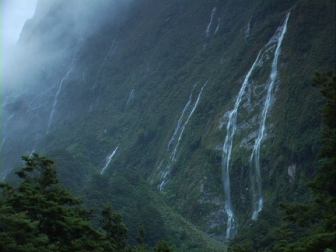 瀑布和山雾视频素材