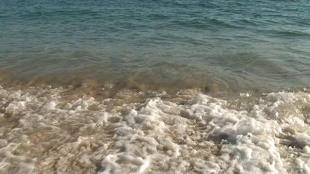 海浪在热带海滩上泡沫视频素材