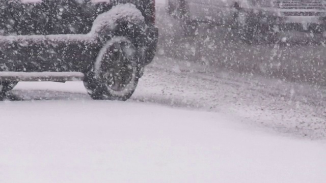 城市道路上下雪。视频素材