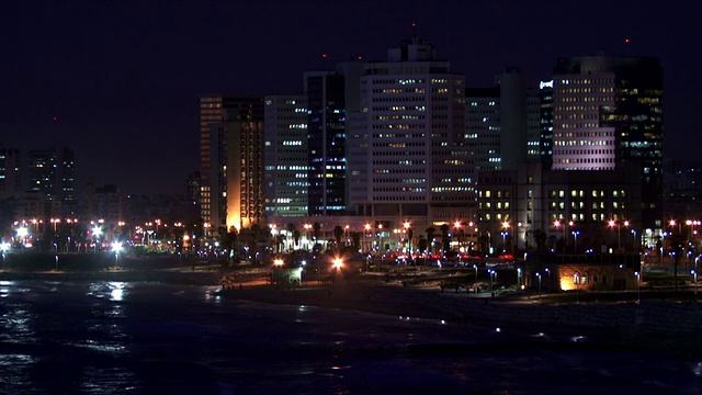 城市海滩夜晚长镜头。视频素材