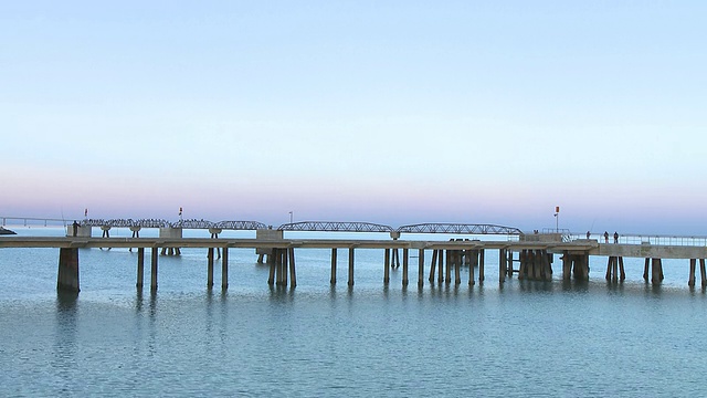 夕阳下的老工业码头视频素材